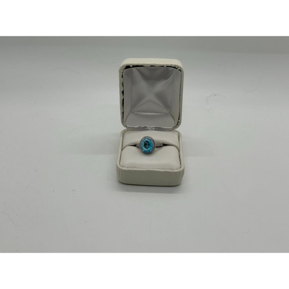 Brilliant Oval 3.60 Carat Blue Topaz Ring - Size 6 - Sterling Silver Setting - Picture 7 of 8